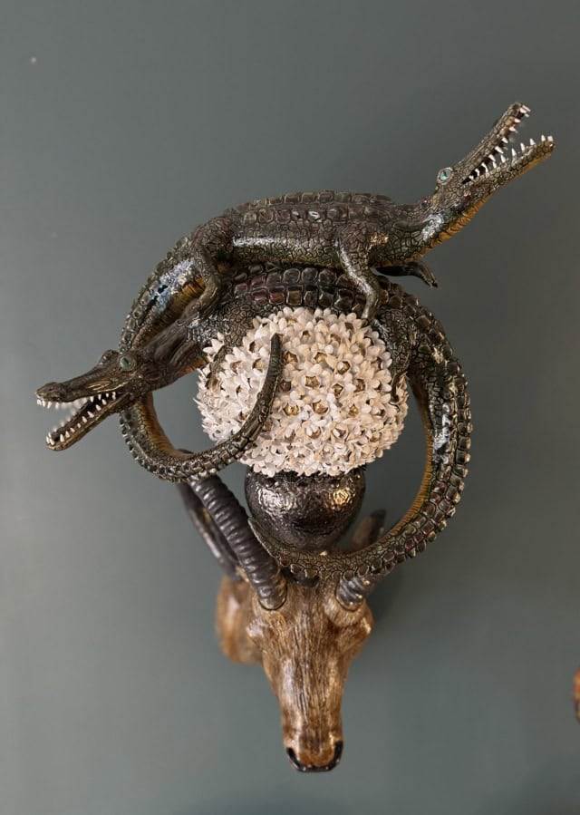 Figure de style, 2025 sculpture faïence émaillée 50x46x93 cm OT-2525 ©Onno Theelen 