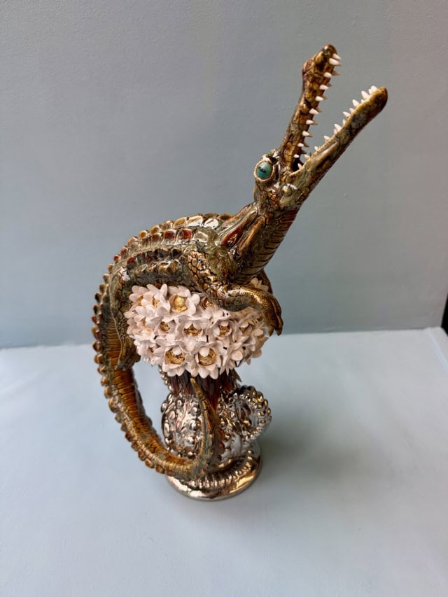 Flower crocodile, 2025 sculpture faïence émaillée 29x15x39 cm OT-2522 ©Onno Theelen 