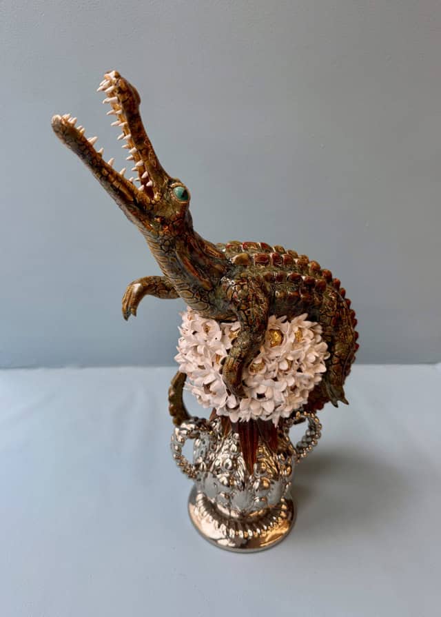 Flower crocodile, 2025 sculpture faïence émaillée 29x15x39 cm OT-2522 ©Onno Theelen 