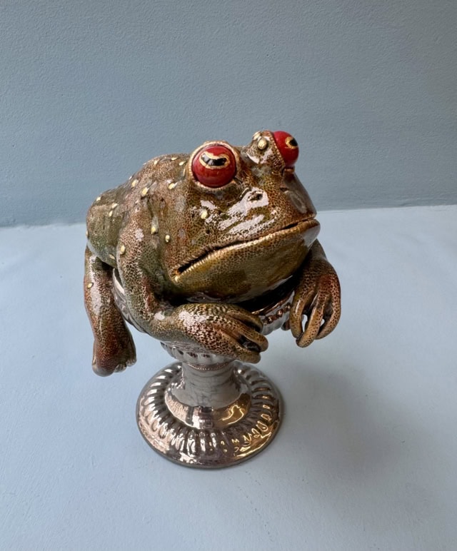Grenouille boudeuse, 2025 sculpture faïence émaillée 15x13x20 cm OT-2530 ©Onno Theelen 