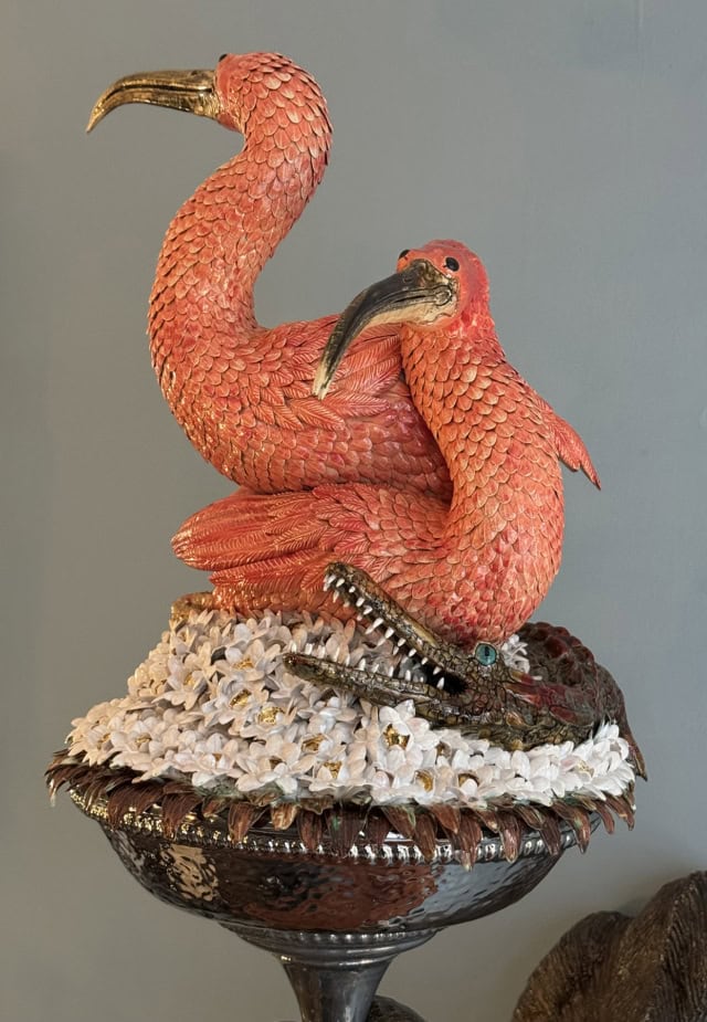 Ibis cul par dessus tête, 2025 sculpture faïence émaillée 35x60x100 cm OT-2524 ©Onno Theelen 