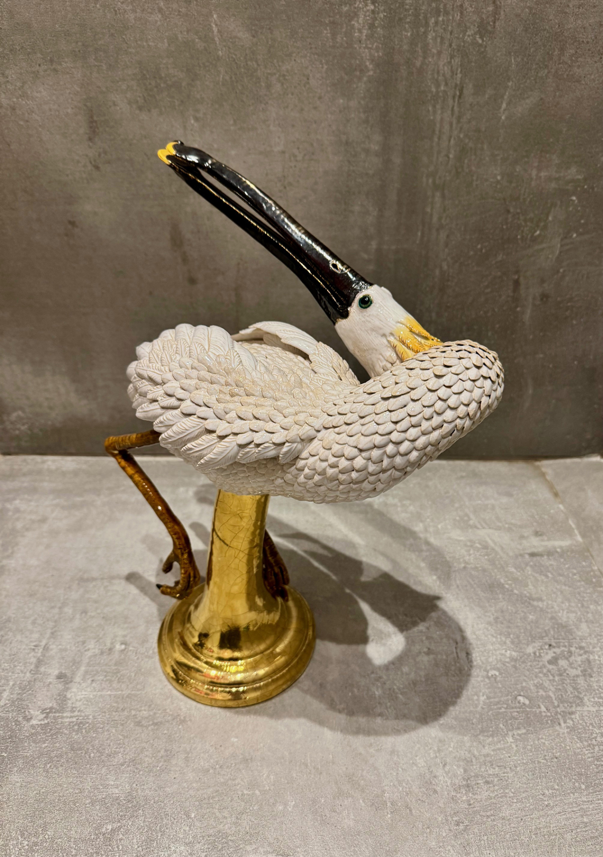 Maître Ibis, 2025 sculpture faïence émaillée 40x40x25 cm OT-2517 ©Onno Theelen 