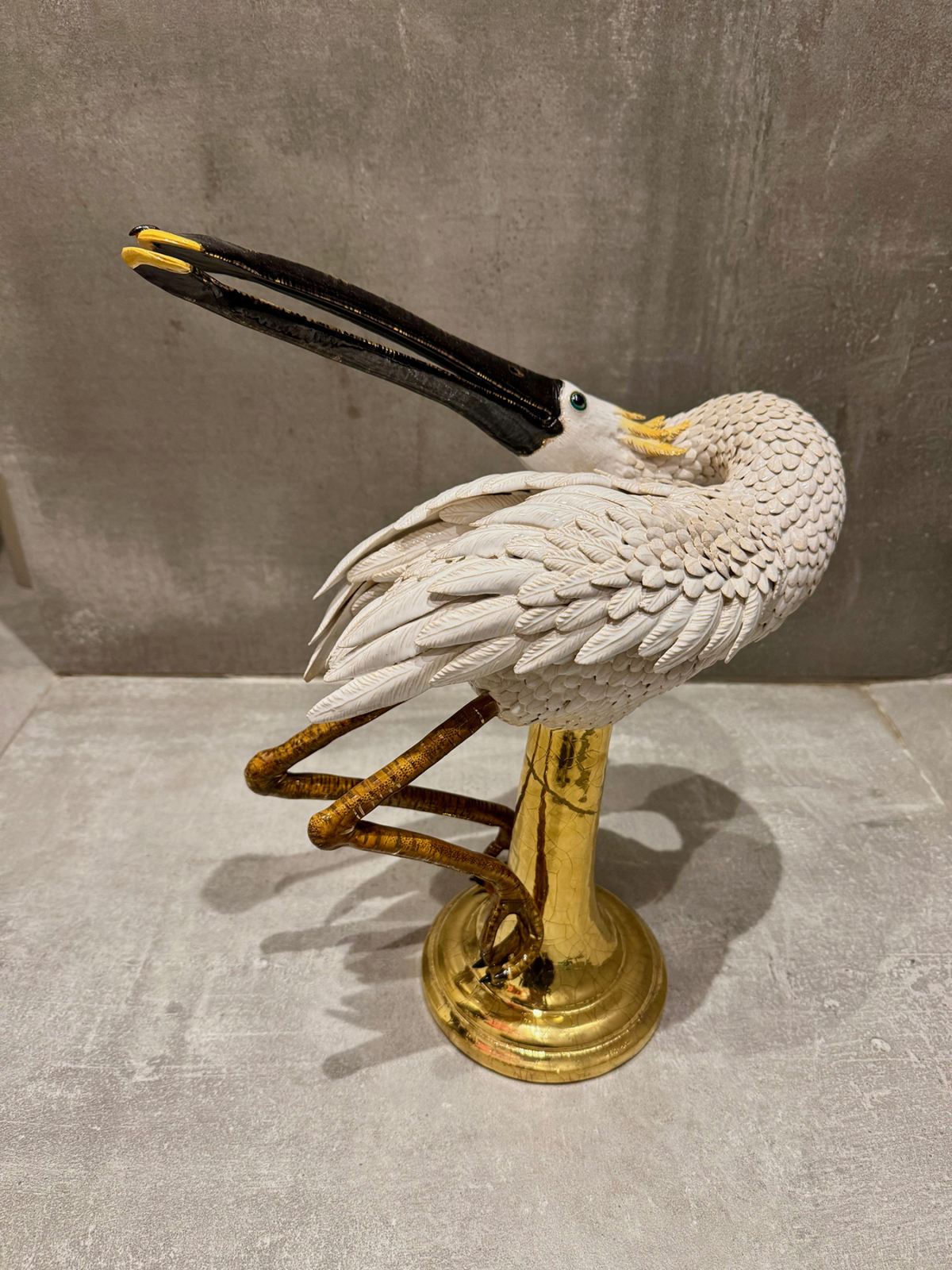 Maître Ibis, 2025 sculpture faïence émaillée 40x40x25 cm OT-2517 ©Onno Theelen 