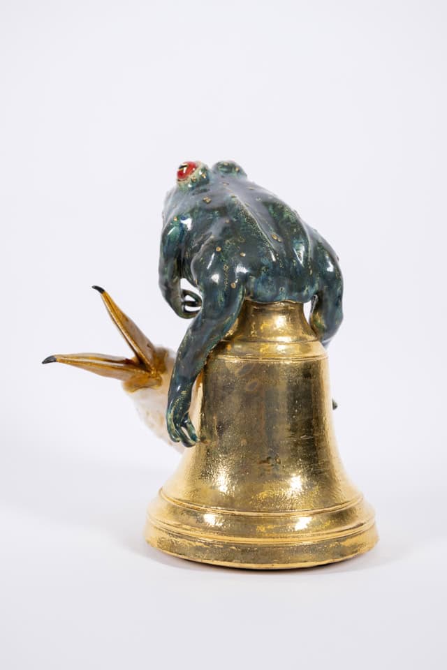 Frog and captured beard, 2024 sculpture faïence émaillée, 28x22x15 cm OT-2430 ©Onno Theelen 