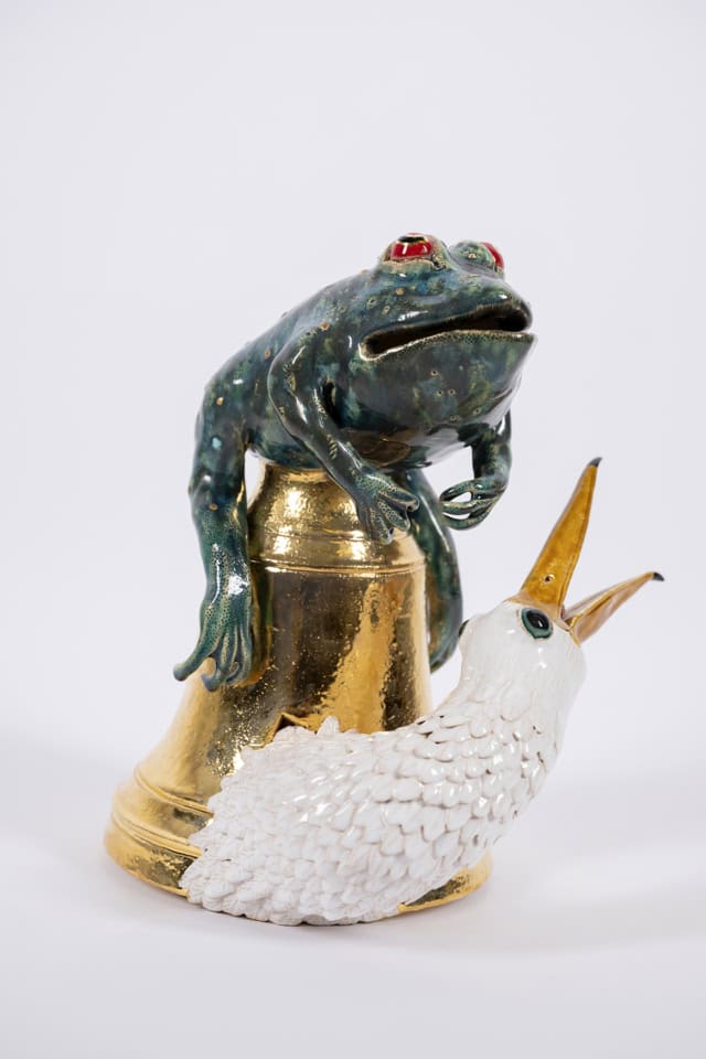 Frog and captured beard, 2024 sculpture faïence émaillée, 28x22x15 cm OT-2430 ©Onno Theelen 