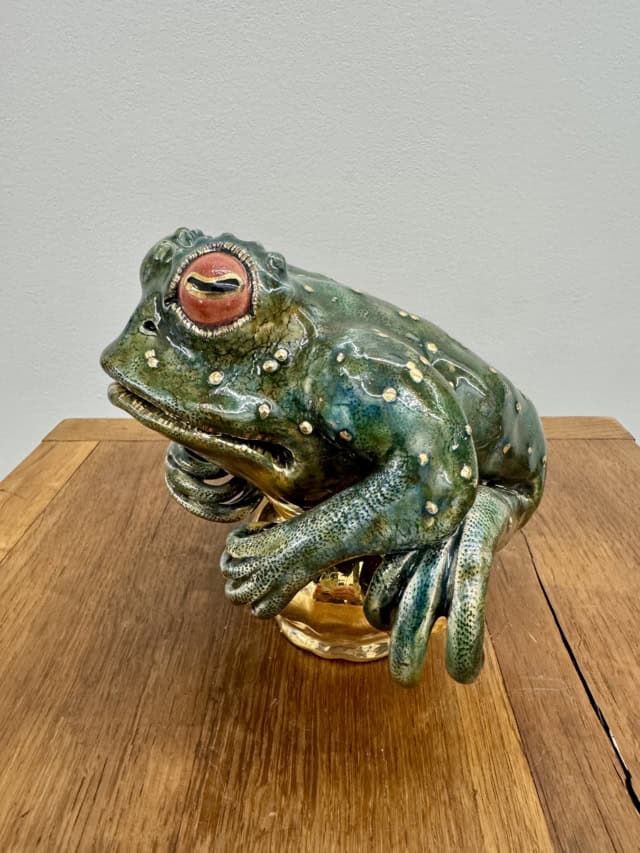 Mentalo on a sugar pot, 2025 sculpture faïence émaillée 15x15x34 cm OT-2503 ©Onno Theelen 