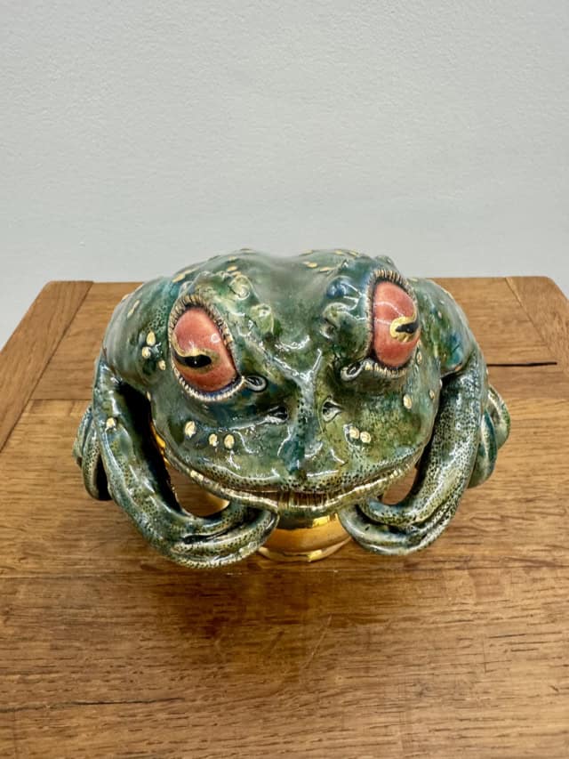 Mentalo on a sugar pot, 2025 sculpture faïence émaillée 15x15x34 cm OT-2503 ©Onno Theelen 
