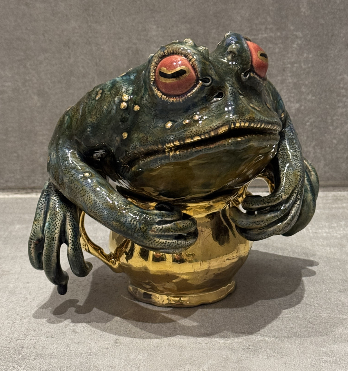 Ma cassette, 2025 sculpture faïence émaillée 17x17x17 cm OT-2509 ©Onno Theelen 