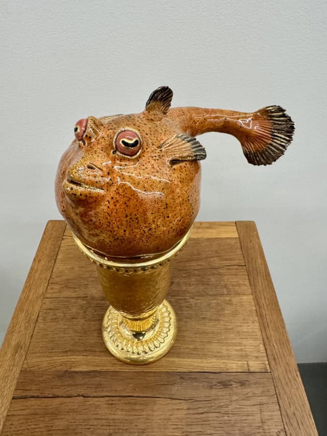 Puffer on a cup, 2025 sculpture faïence émaillée, 23x33x15 cm OT-2511 ©Onno Theelen 