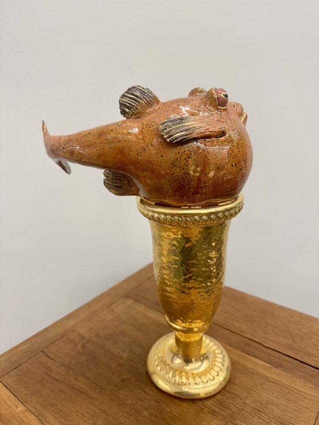 Puffer on a cup, 2025 sculpture faïence émaillée, 23x33x15 cm OT-2511 ©Onno Theelen 