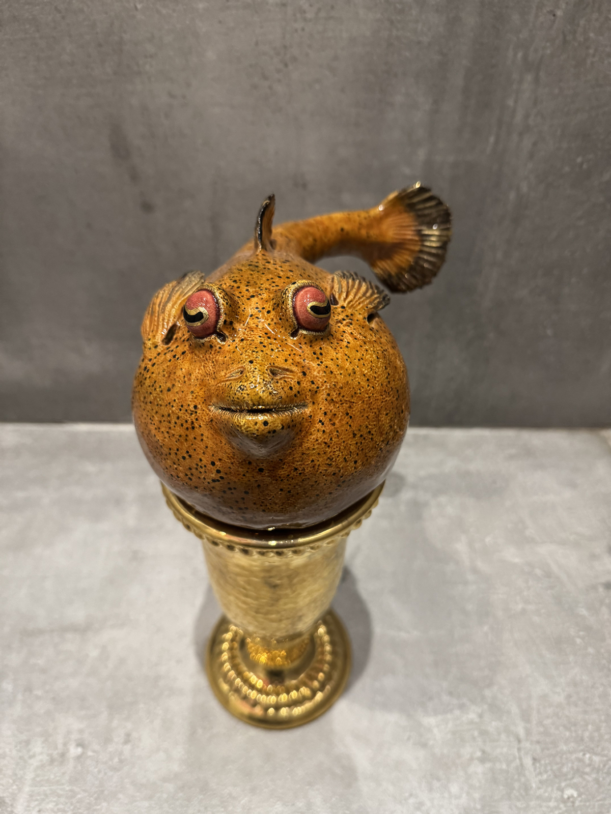 Sur mon trône, 2025 sculpture faïence émaillée 23x33x15 cm OT-2511 ©Onno Theelen