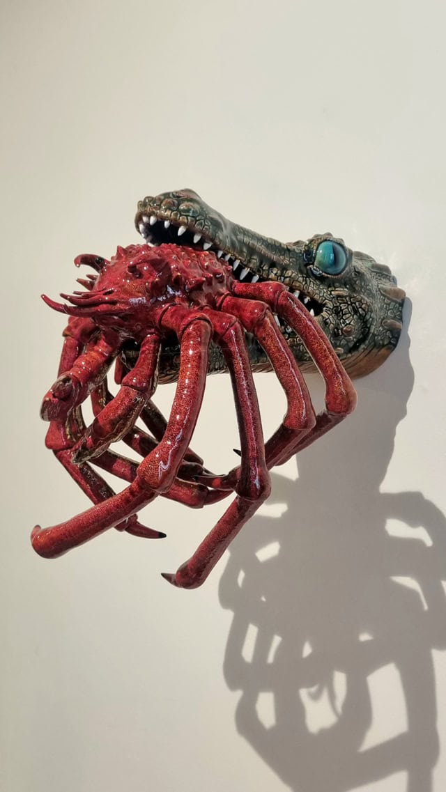 Crocodile and crab, 2025 sculpture céramique, 40x35x30 cm OT-2514 ©Onno Theelen 