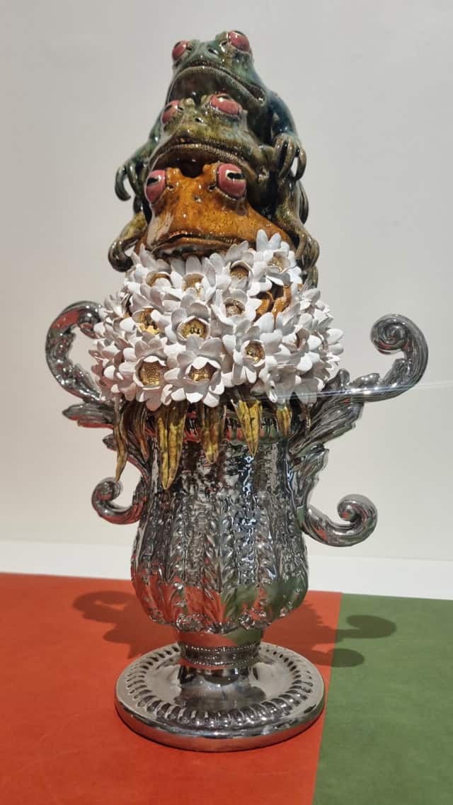 Three frogs on flowers, 2025 sculpture céramique, 43x25x20 cm OT-2515 ©Onno Theelen 