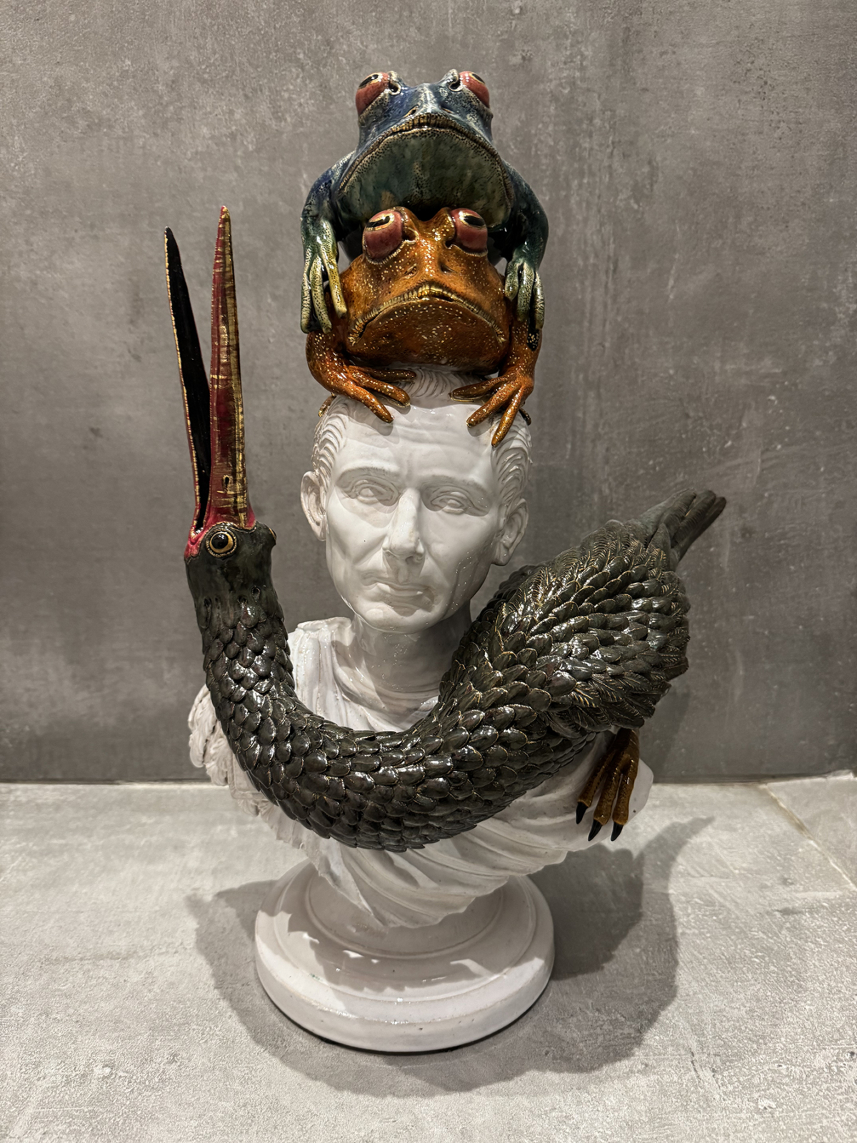 César toujours plus haut, 2025 sculpture faïence émaillée 50x45x35 cm OT-2516 ©Onno Theelen 