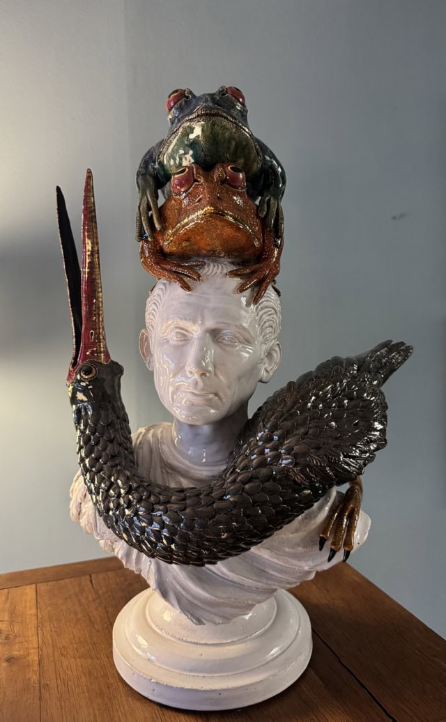 Frog on top of Cesar, 2025 sculpture faïence émaillée 50x45x35 cm OT-2516 ©Onno Theelen 