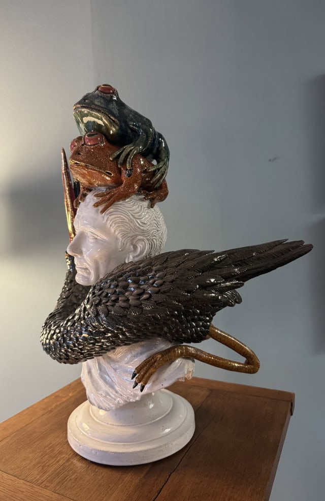 Frog on top of Cesar, 2025 sculpture faïence émaillée 50x45x35 cm OT-2516 ©Onno Theelen 