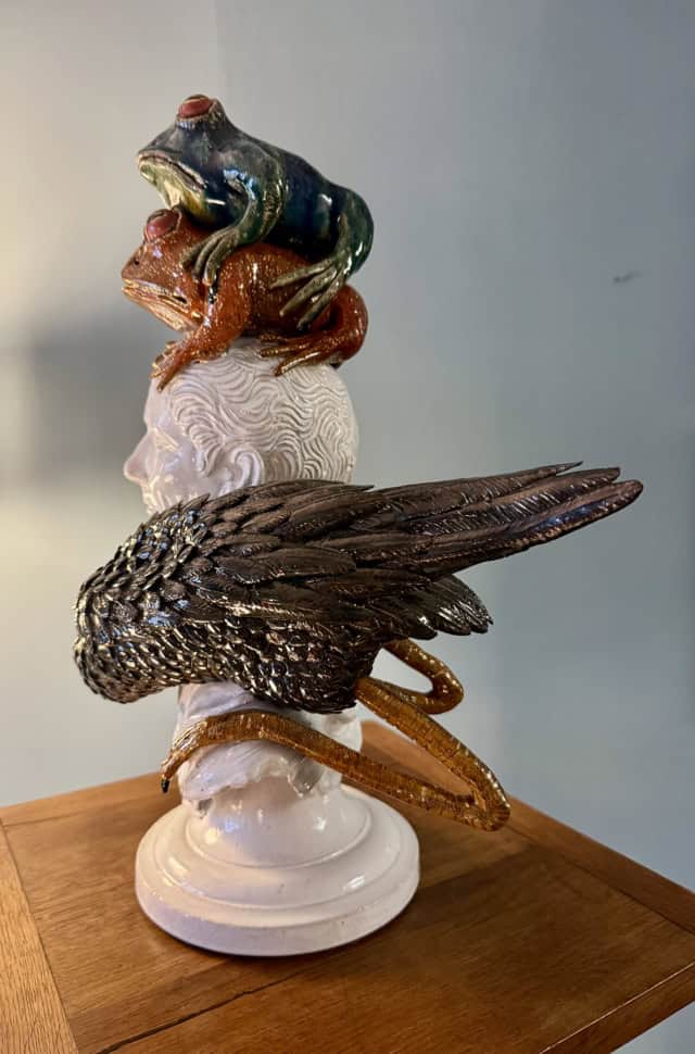Frog on top of Cesar, 2025 sculpture faïence émaillée 50x45x35 cm OT-2516 ©Onno Theelen 
