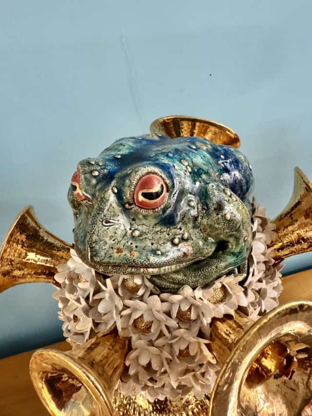Frog on trumpets, 2025 sculpture céramique 60x35x35 cm OT-2518 ©Onno Theelen 