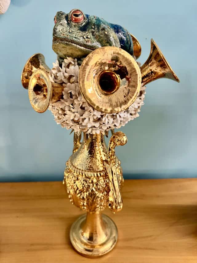 Frog on trumpets, 2025 sculpture céramique 60x35x35 cm OT-2518 ©Onno Theelen 