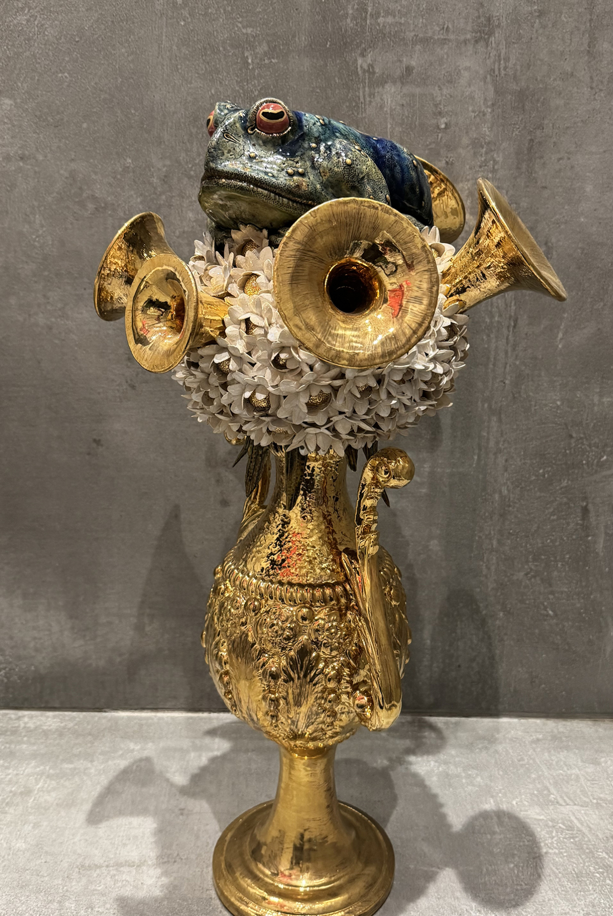 Miss perchée, 2025 sculpture faïence émaillée 60x35x35 cm OT-2518 ©Onno Theelen 