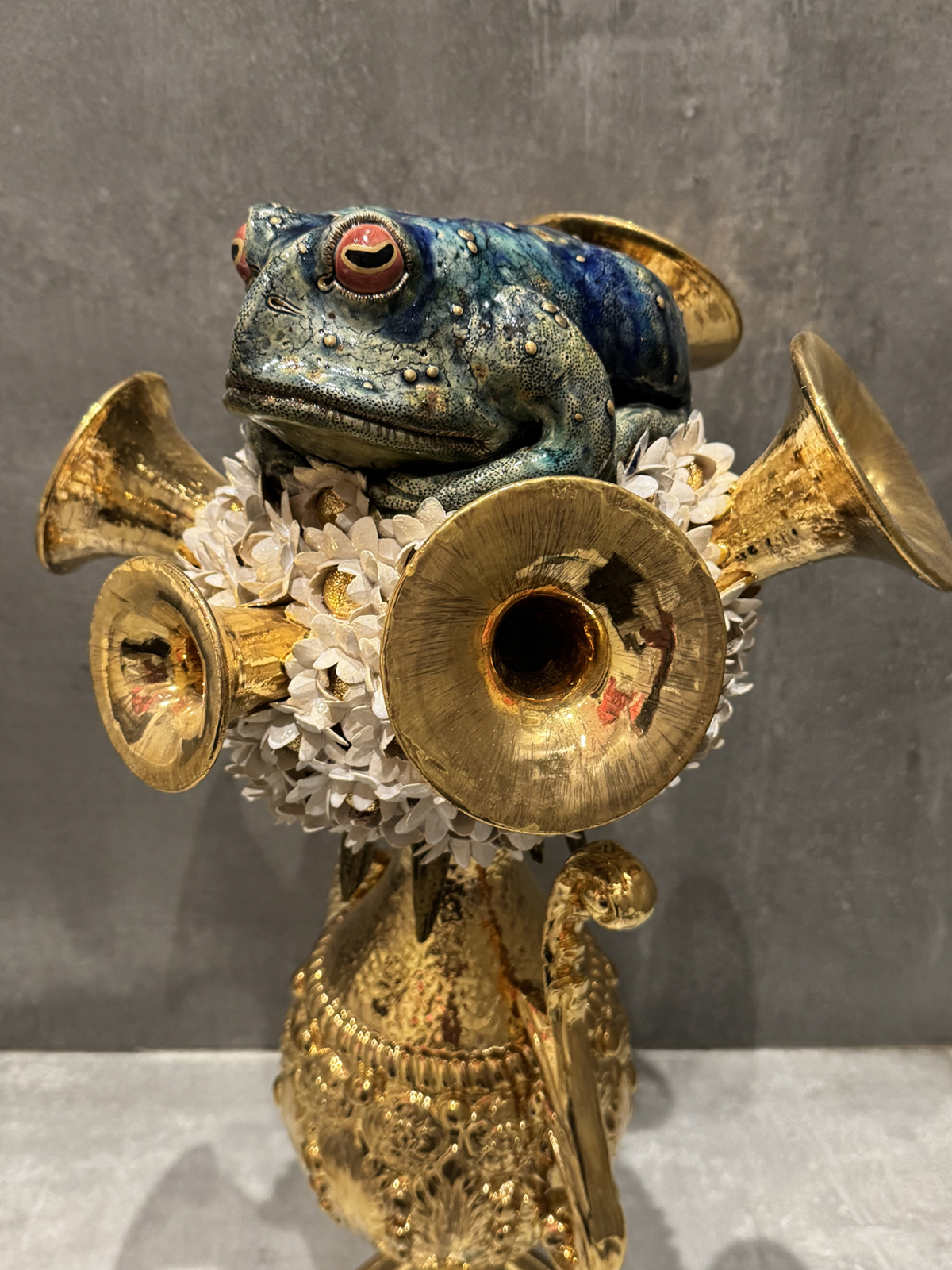 Miss perchée, 2025 sculpture faïence émaillée 60x35x35 cm OT-2518 ©Onno Theelen 