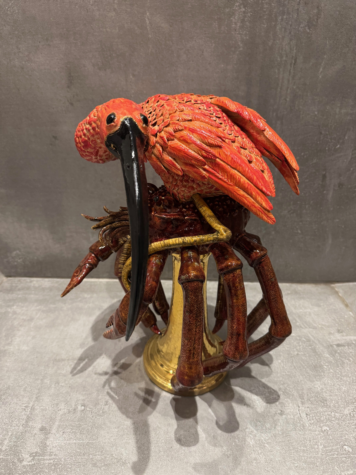 Ibis on a crab, 2025 sculpture faïence émaillée 40x30x30 cm OT-2519 ©Onno Theelen 