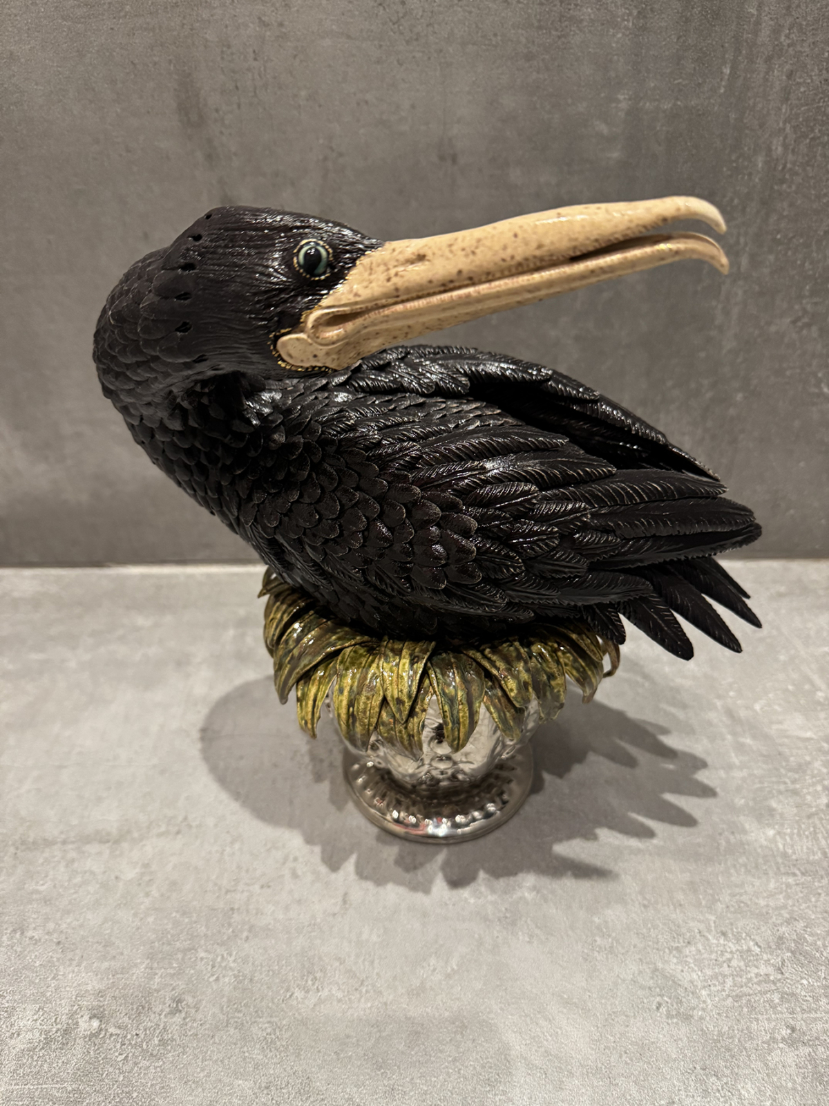 Cormoran, 2025 sculpture faïence émaillée 28x16x30 cm OT-2520 ©Onno Theelen
