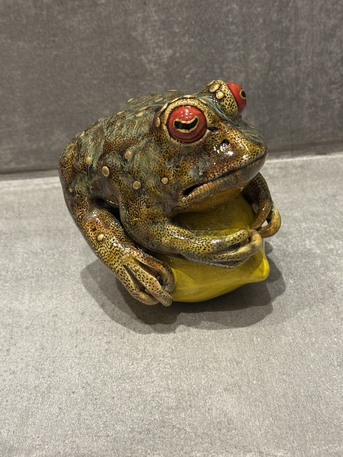 Sauvé des ailes, 2024 sculpture faïence émaillée 30x16x38,5 cm OT-2423 ©Onno Theelen 