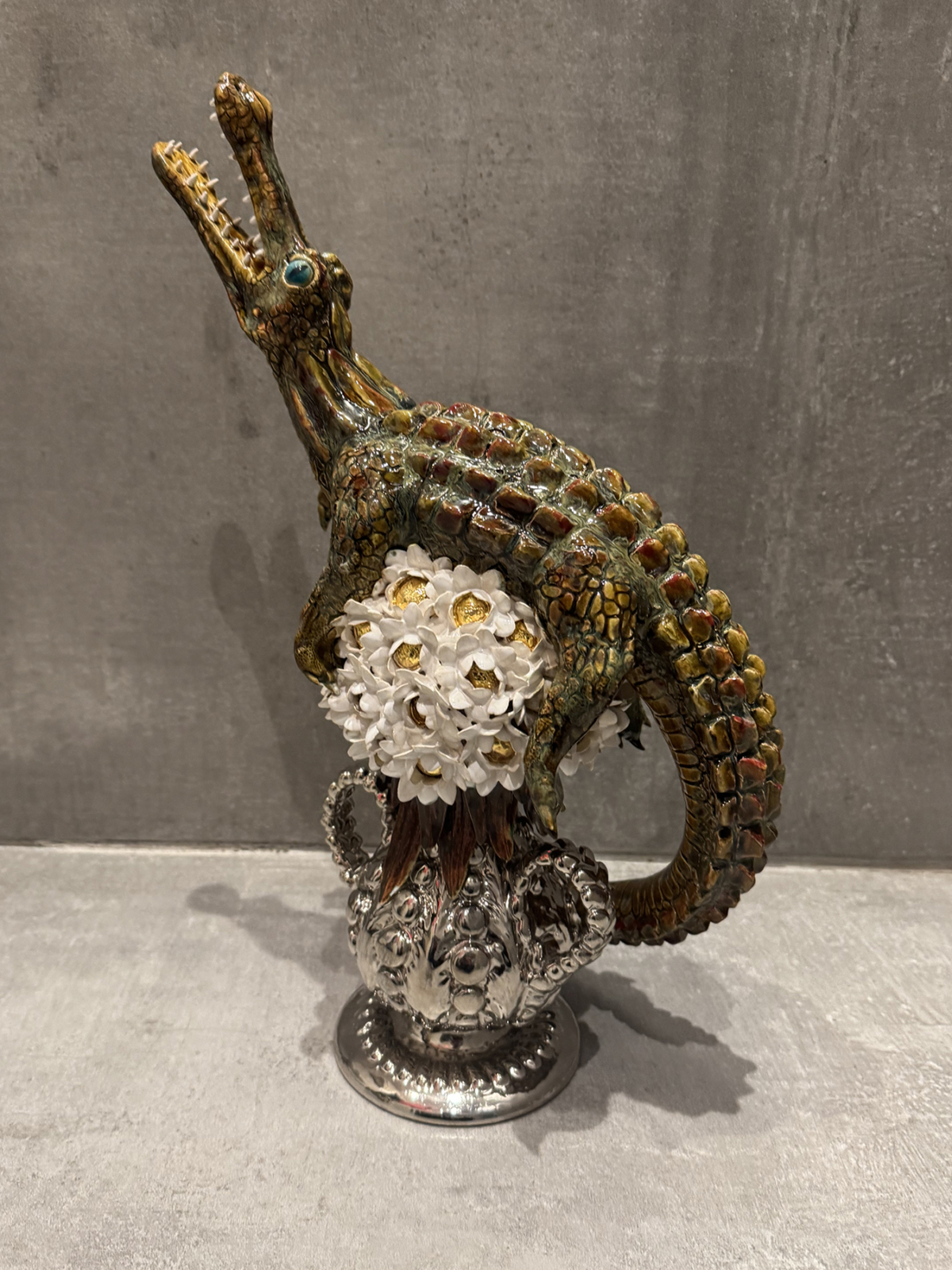 Crocodile en fleurs, 2025 sculpture faïence émaillée 29x15x39 cm OT-2522 ©Onno Theelen 