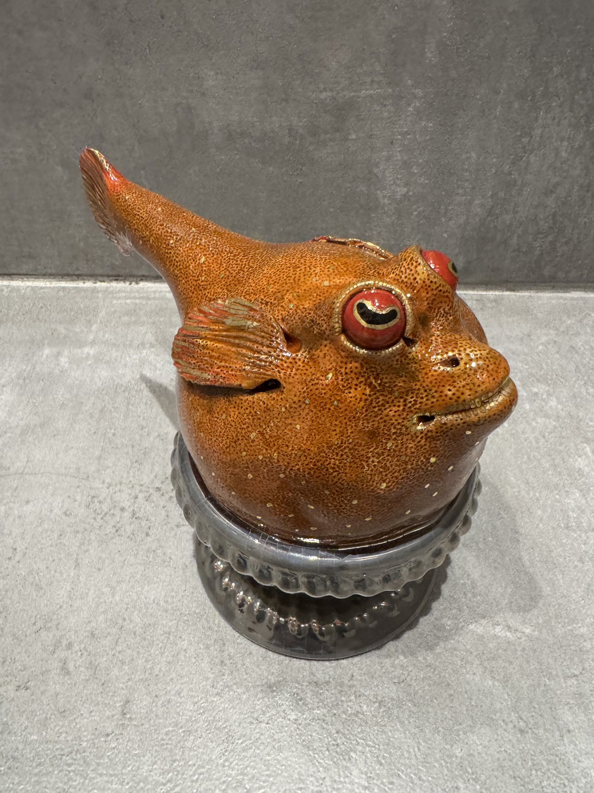Hot red baby poisson lune, 2025 sculpture faïence émaillée 18x10x15 cm OT-2526 ©Onno Theelen 