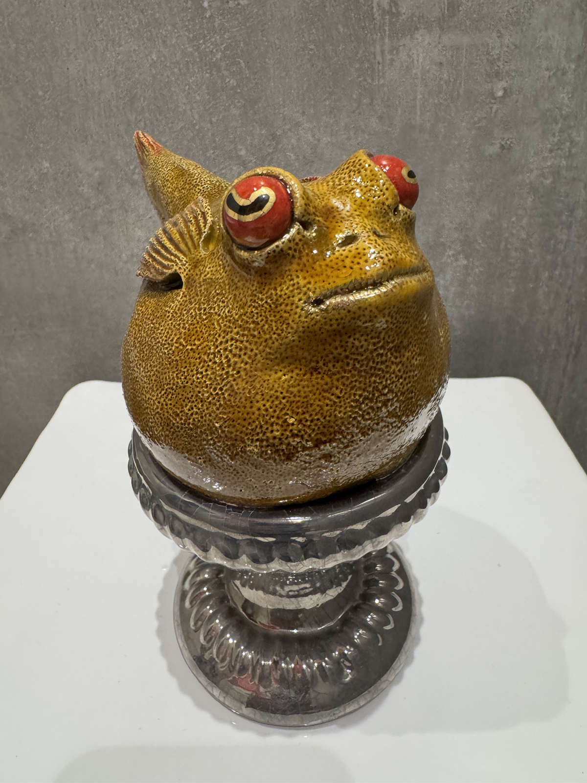Miss mustard, baby poisson lune, 2025 sculpture faïence émaillée 17x9x18 cm OT-2527 ©Onno Theelen 