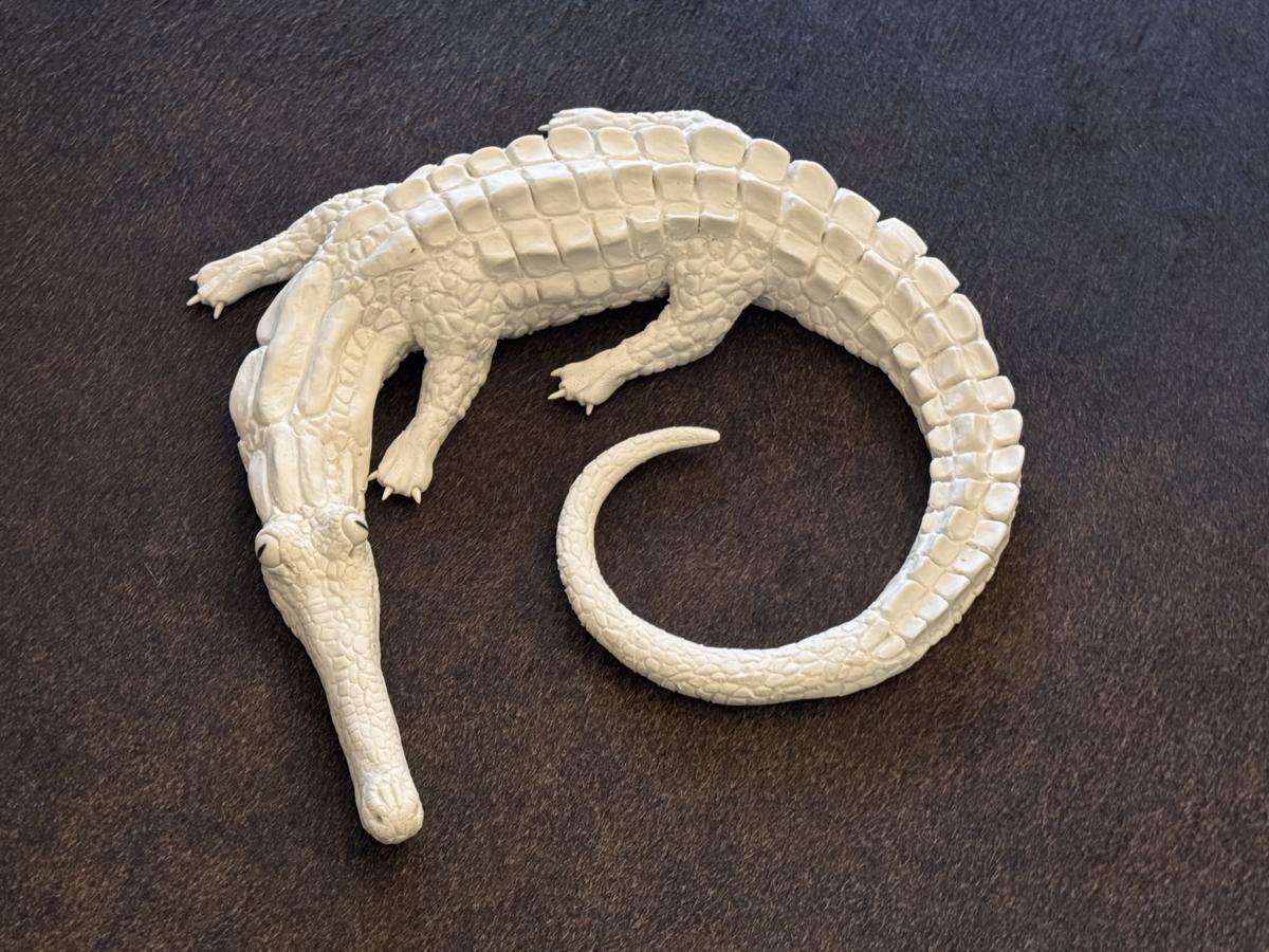 Baby crcodile, 2025 sculpture procelaine 28x27x6 cm OT-2529 ©Onno Theelen 