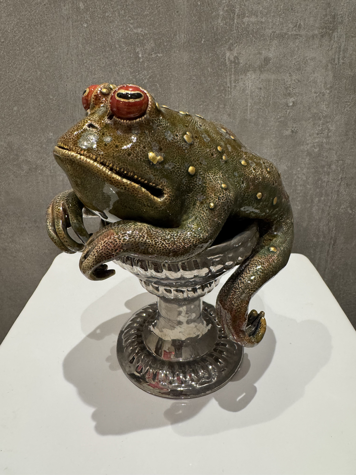 Grenouille boudeuse, 2025 sculpture faïence émaillée 15x13x20 cm OT-2530 ©Onno Theelen 