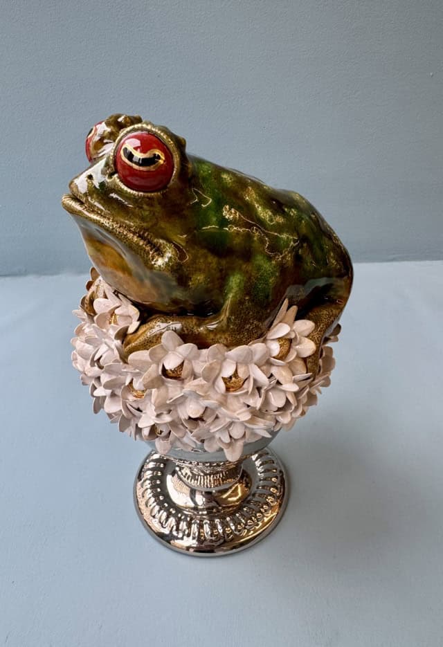 Reine des reinettes, 2025 sculpture faïence émaillée 16x14x26 cm OT-2531 ©Onno Theelen 