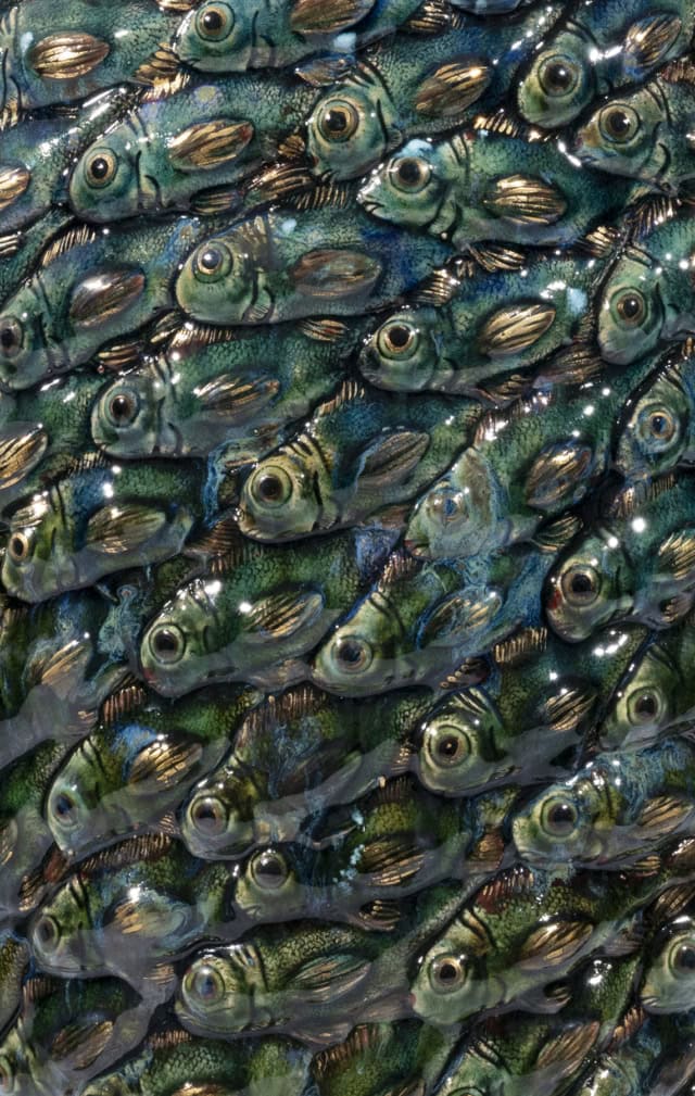 Stork eating a bottle (détail), 2024 sculpture faïence émaillée, 135x30x30 cm OT-2436 ©Onno Theelen