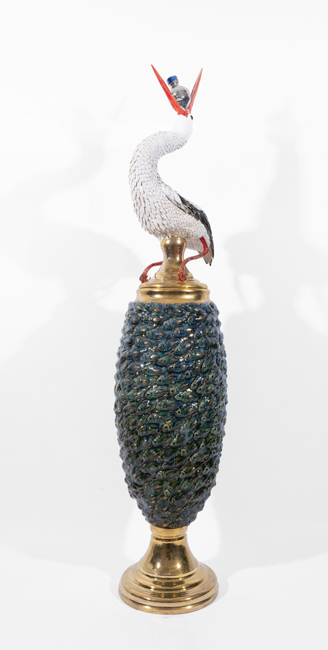 Stork eating a bottle, 2024 sculpture faïence émaillée, 135x30x30 cm OT-2436 ©Onno Theelen