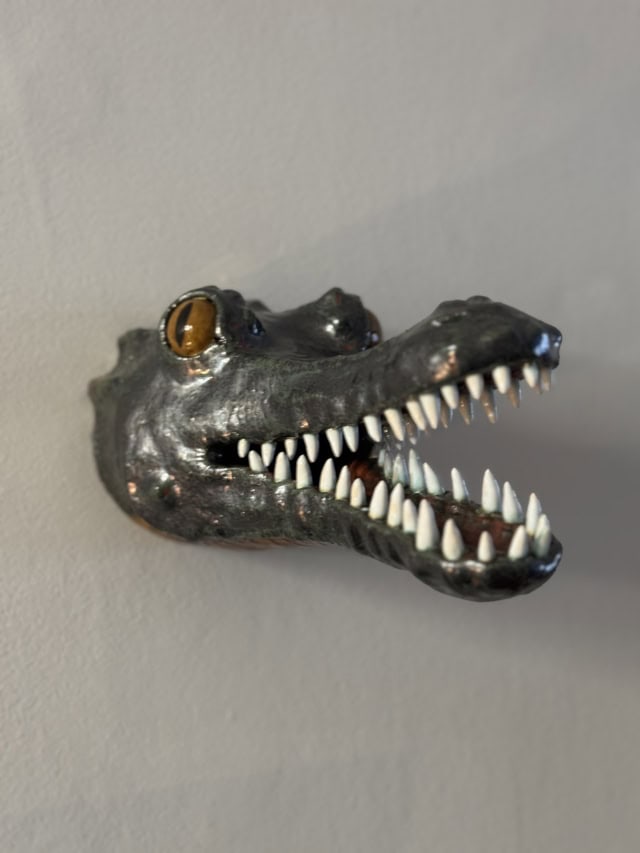 Tout en dents, 2025 sculpture faïence émaillée 14x14x27 cm OT-2528 ©Onno Theelen 