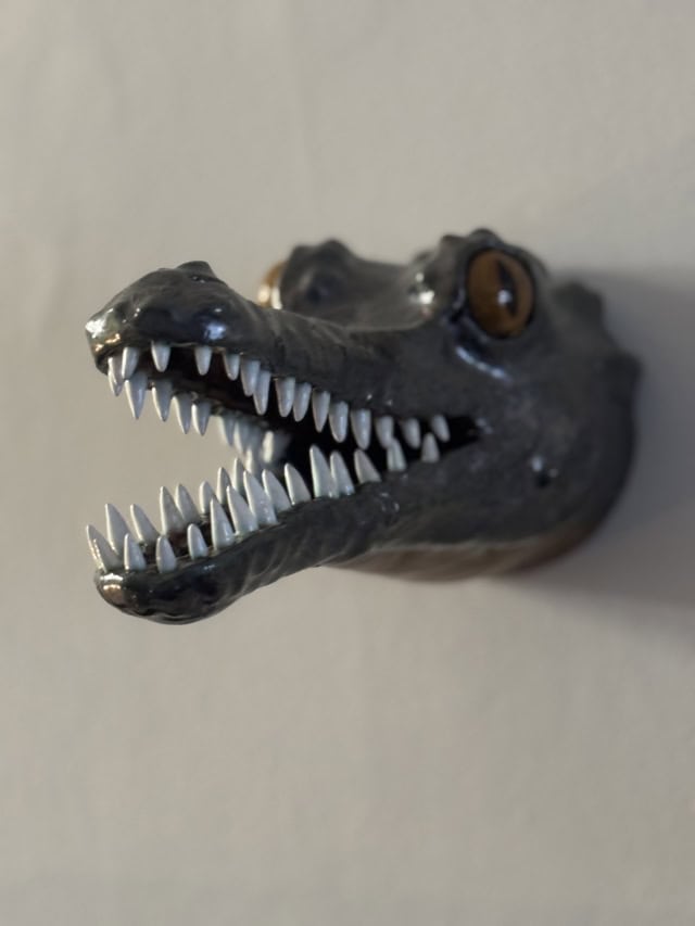 Tout en dents, 2025 sculpture faïence émaillée 14x14x27 cm OT-2528 ©Onno Theelen 