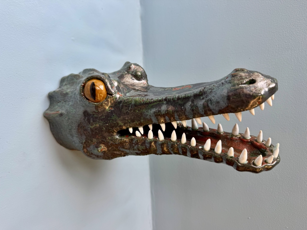 Tout en dents, 2025 sculpture faïence émaillée 14x14x27 cm OT-2528 ©Onno Theelen 