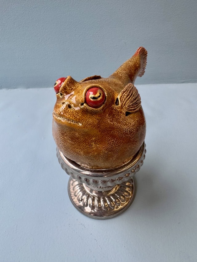 Yellow baby poisson lune, 2025 sculpture faïence émaillée 17x9x18 cm OT-2527 ©Onno Theelen 