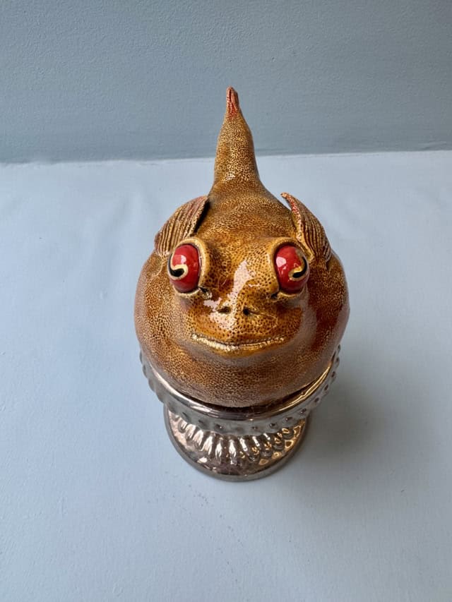 Yellow baby poisson lune, 2025 sculpture faïence émaillée 17x9x18 cm OT-2527 ©Onno Theelen 