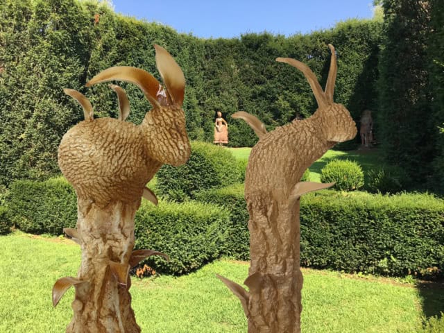 Fleur de lapin #2 & #3 in situ sculptures céramique MF-2504 + MF-2505 ©Matthieu Faury 