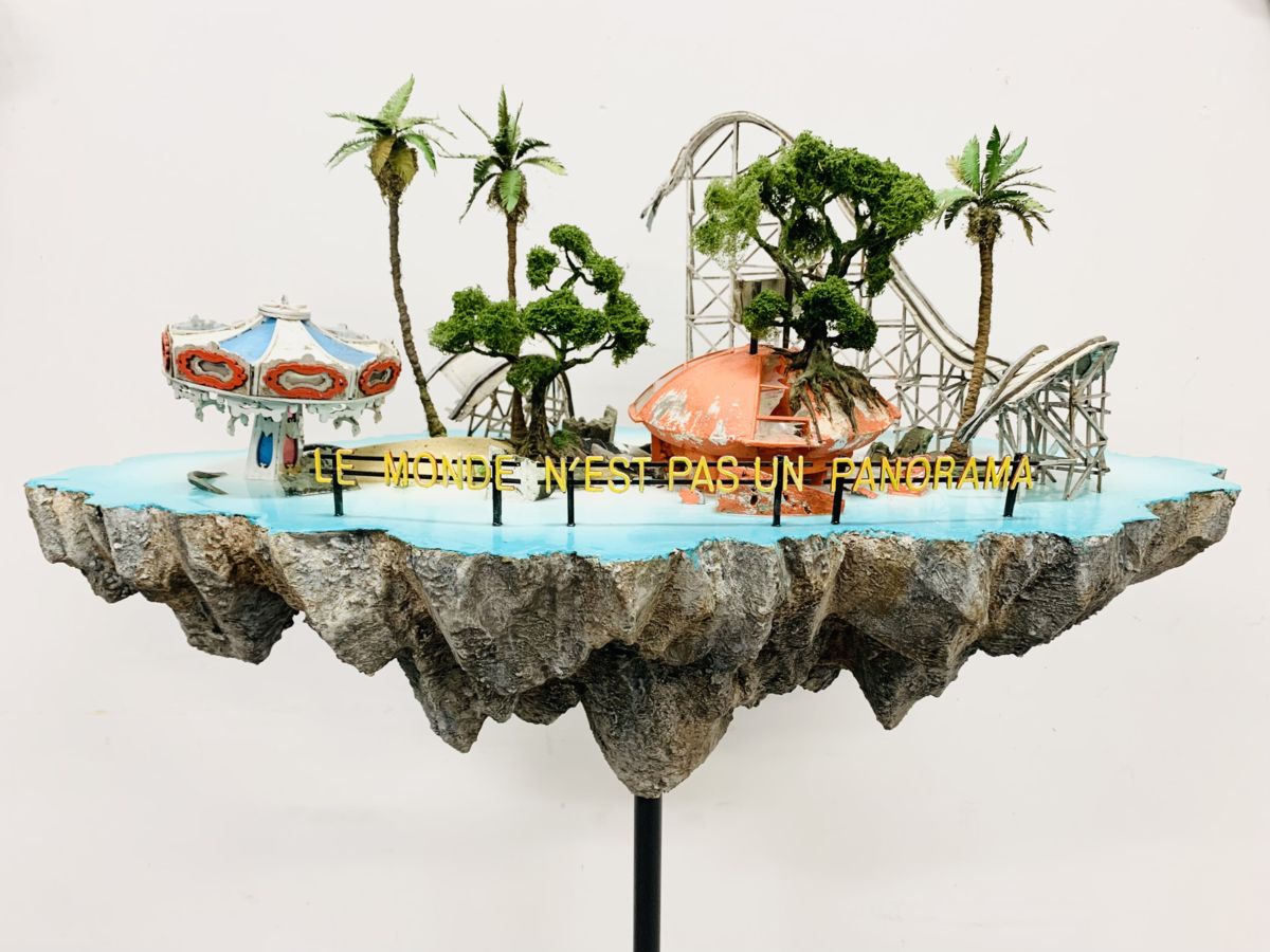 Le monde n'est pas un panorama, 2025 sculpture technique mixte 70x37x52 cm LF-2508 ©La Fratrie 