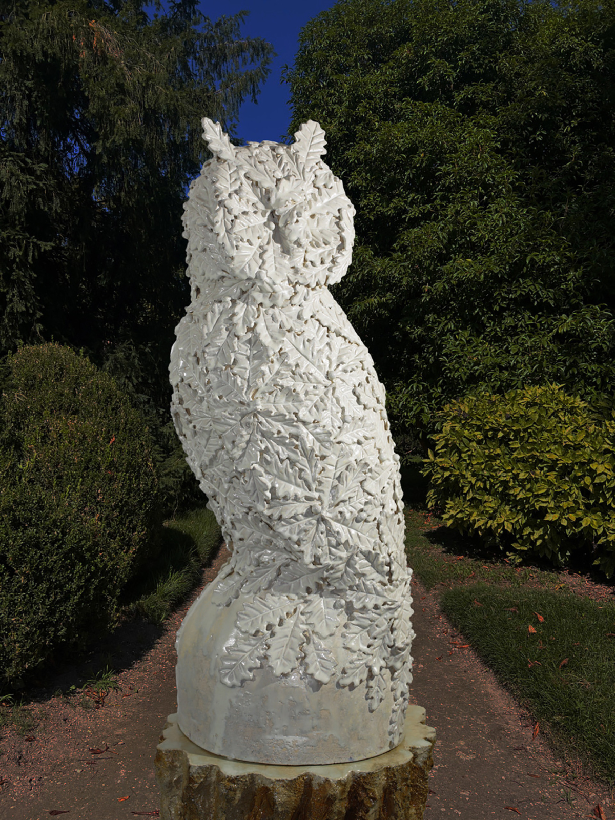 Oak & Owl, 2025 sculpture céramique 30x30x65 cm MF-2502 ©Matthieu Faury 