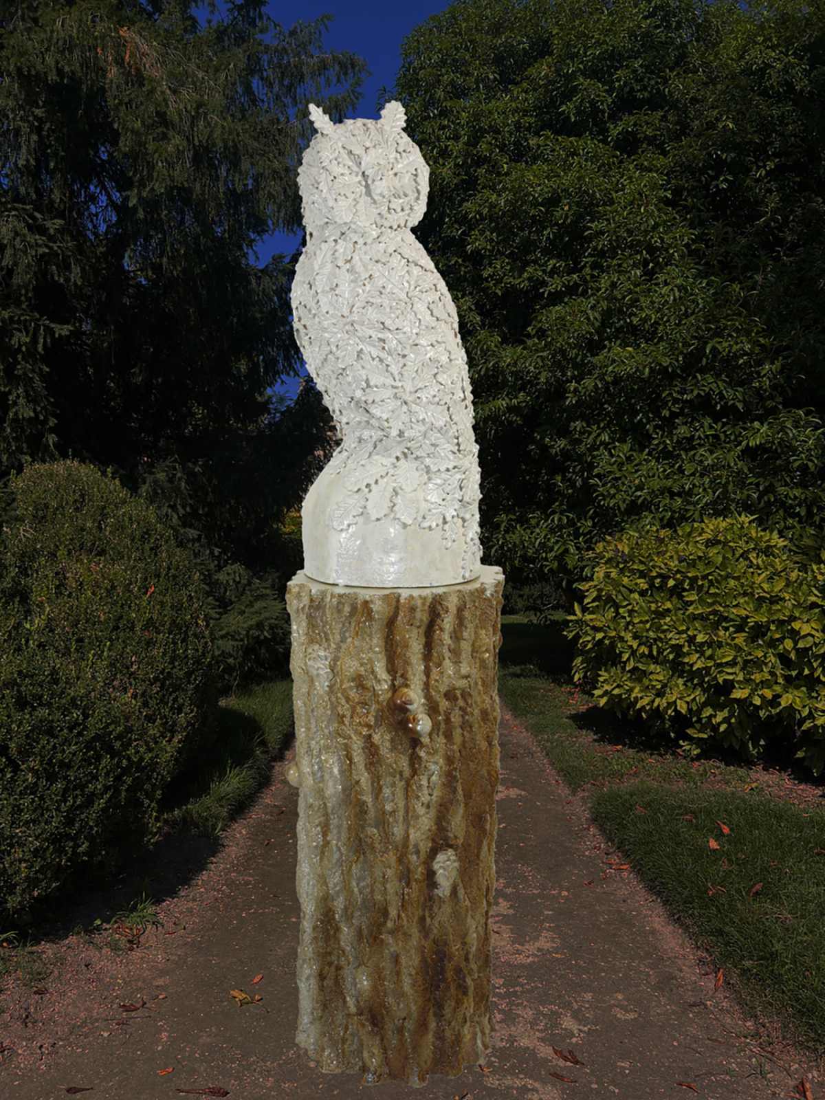 Oak & Owl + tronc colonne, 2025 sculpture céramique 30x30x65 cm + tronc 33x33x73 cm MF-2502 ©Matthieu Faury