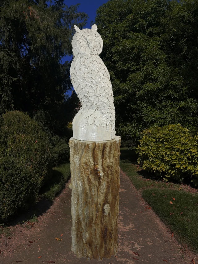 Oak & Owl + tronc colonne, 2025 sculpture céramique 30x30x65 cm + tronc 33x33x73 cm MF-2502 ©Matthieu Faury