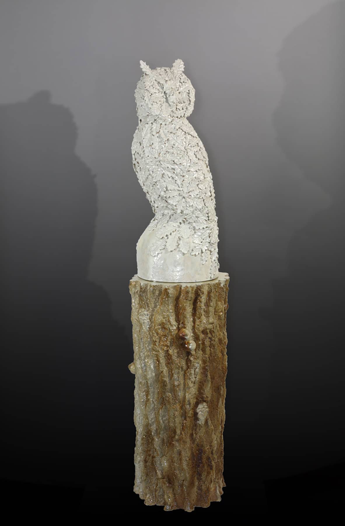 Oak & Owl + tronc colonne, 2025 sculpture céramique 30x30x65 cm + tronc 33x33x73 cm MF-2502 ©Matthieu Faury