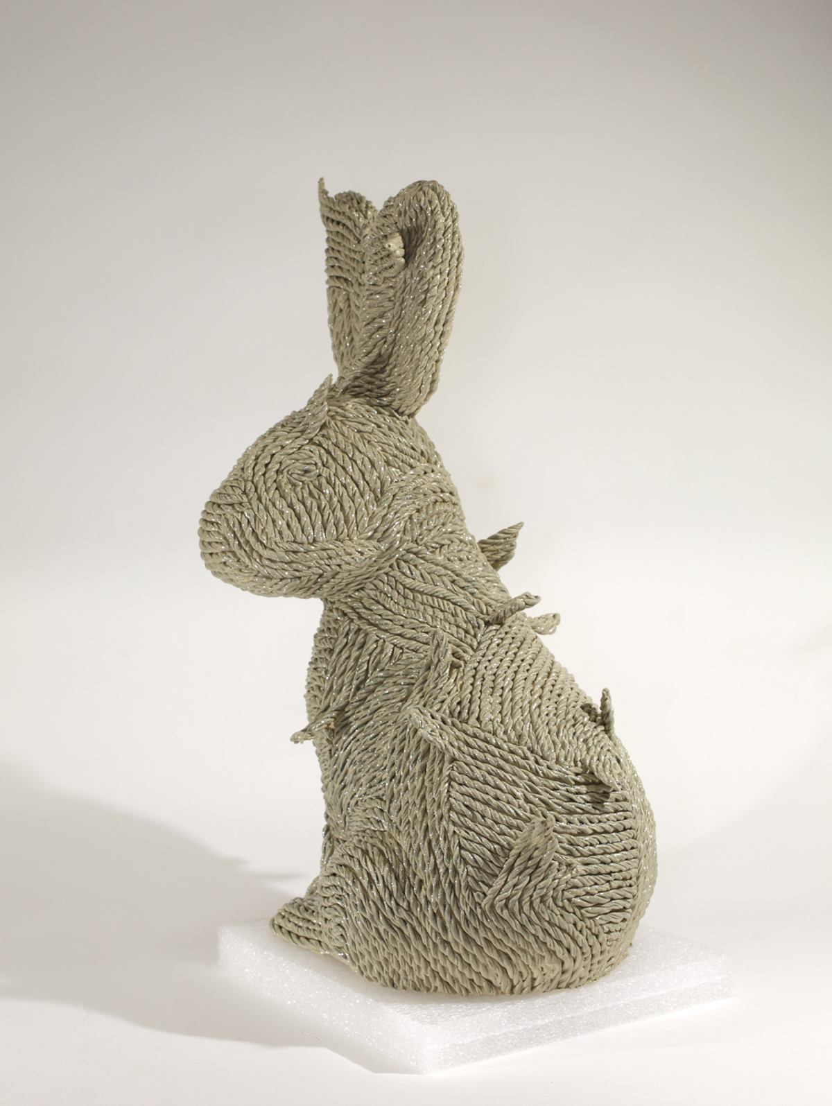 Lapin tressé, 2025 sculpture céramique, 28x21x47 cm MF-2503 ©Matthieu Faury 