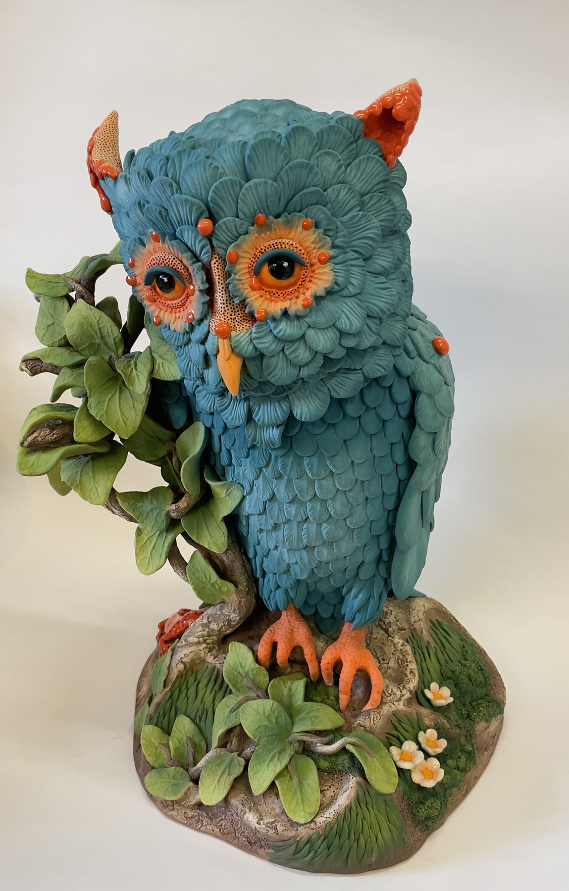 Madame Hibou, 2025 sculpture céramique, grès et engobes de couleurs 27x24x49 cm MP-2501 ©Muriel Persil 