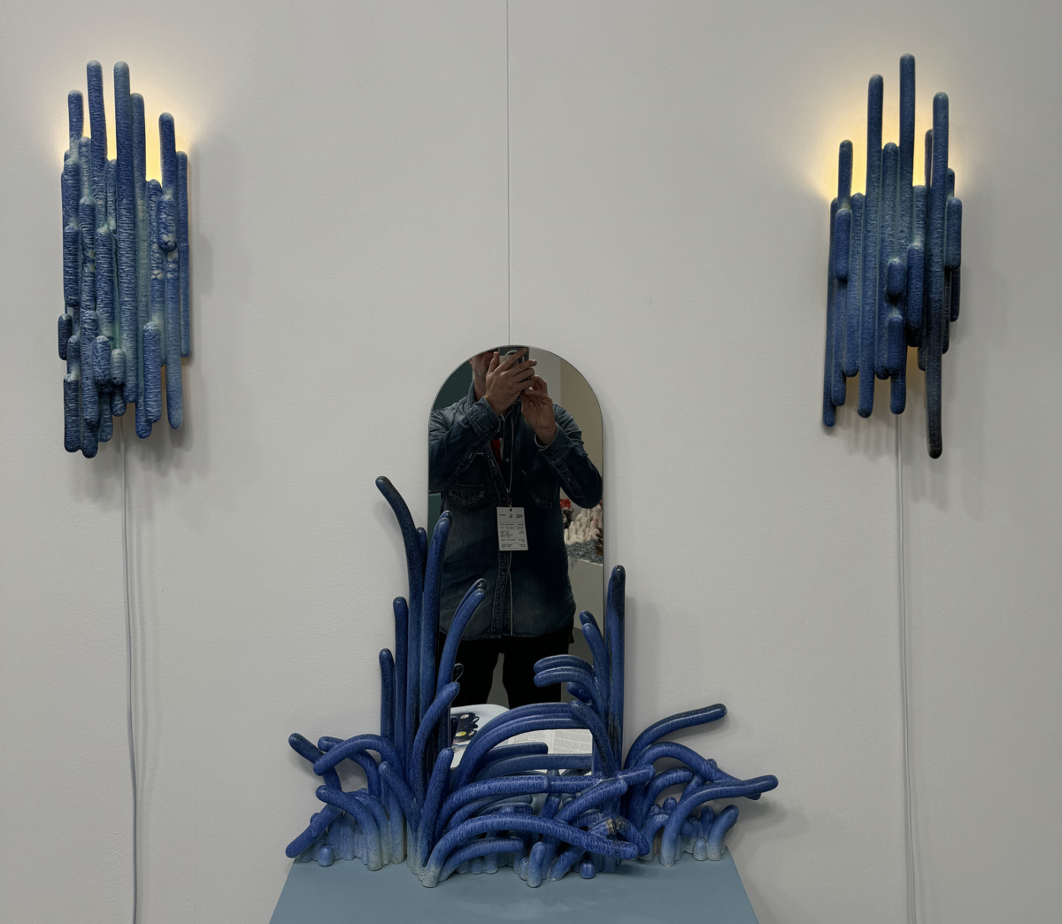 Installation, 2024 paire d'appliques et miroir, grès extrudé SH-2401+2402 ©Safia Hijos 